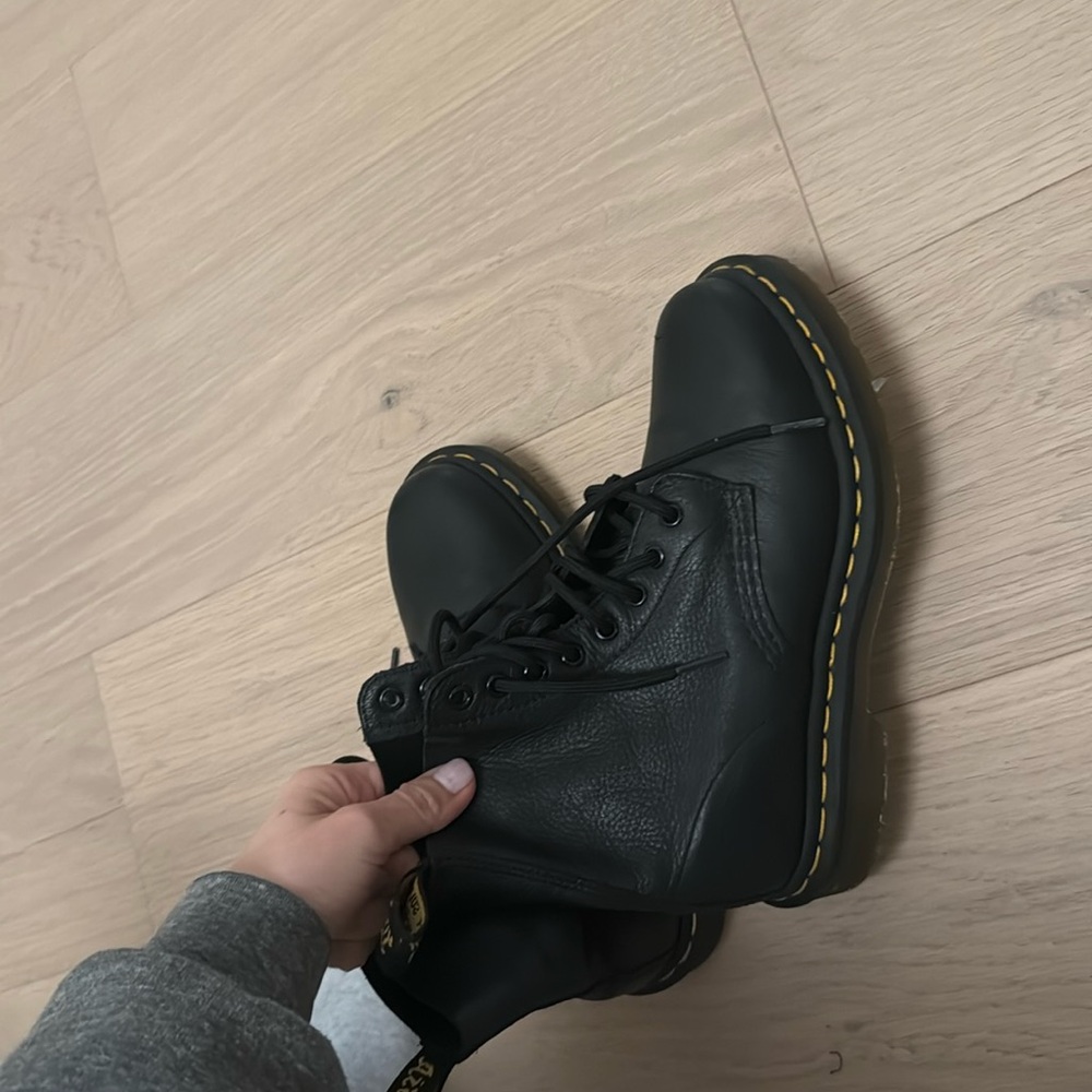 Soft leather dr martens super comfy women’s size 7 men’s size 5